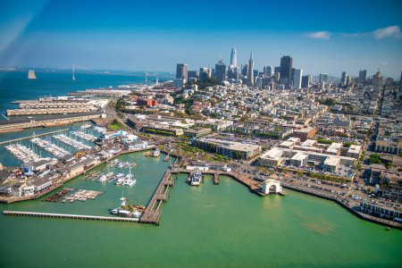 Téléchargez les photos : Vue aérienne de Fisherman's Wharf à San Francisco par une journée ensoleillée, Californie. - en image libre de droit