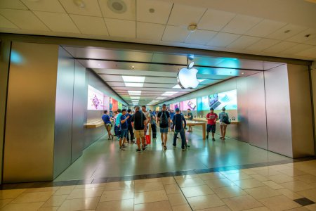 Téléchargez les photos : Vancouver, Canada - Le 10 août 2017 : Intérieur du centre-ville de Vancouver Apple Store. - en image libre de droit