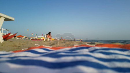 Téléchargez les photos : Serviette de plage sur le sable. - en image libre de droit