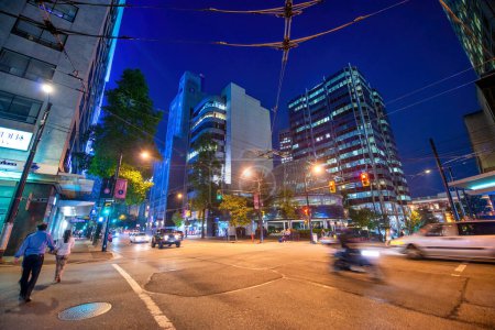 Téléchargez les photos : Vancouver, Canada - 10 août. 2017 : Vue de nuit des rues de la ville. - en image libre de droit