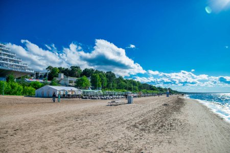 Foto de Jurmala, Letonia - 6 de julio de 2017: Jurmala Beach con edificios modernos. - Imagen libre de derechos