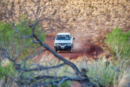 Foto de Territorio del Norte, Australia - 23 de agosto de 2009: 4x4 coche a lo largo de una carretera interior. - Imagen libre de derechos