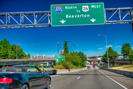 Téléchargez les photos : Seattle, WA - 18 août 2017 : Trafic routier vers le centre-ville. - en image libre de droit