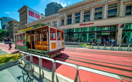 Foto de San Francisco, CA - 6 de agosto de 2017: Tranvía de la ciudad y edificios en un día soleado. - Imagen libre de derechos