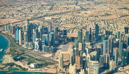 Téléchargez les photos : Vue aérienne de Doha depuis l'avion. Corniche et bâtiments modernes, Qatar. - en image libre de droit