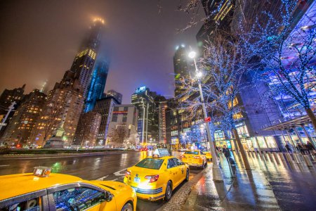 Téléchargez les photos : New York - 2 décembre 2018 : Columbus Circle gratte-ciel et taxis la nuit, Midtown Manhattan. - en image libre de droit