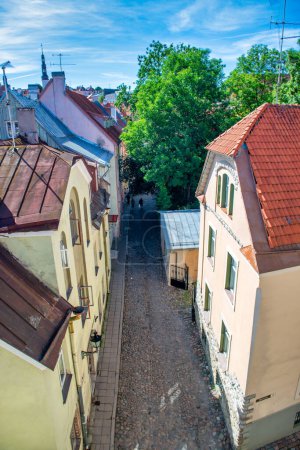 Foto de Tallin calles medievales y edificios en un día soleado de verano, Estonia - Imagen libre de derechos