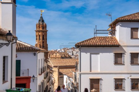 Foto de Antequera, España - 12 de abril de 2023: Turistas por las antiguas calles de la ciudad. - Imagen libre de derechos