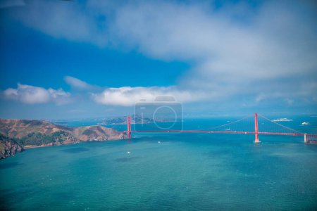 Téléchargez les photos : Golden gate Bridge à San Francisco par une journée ensoleillée, vue aérienne. - en image libre de droit