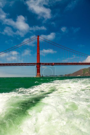 Foto de San Francisco, Puente Golden Gate desde un crucero. - Imagen libre de derechos