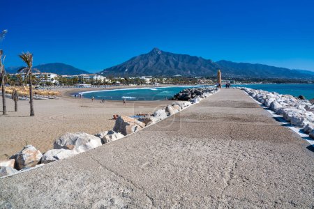 Téléchargez les photos : La belle plage de Puerto Banus à Marbella par temps clair et ensoleillé, Andalousie. - en image libre de droit