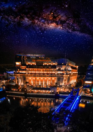 Téléchargez les photos : Vue aérienne de Singapour Marina Bay skyline la nuit avec des étoiles dans le ciel. - en image libre de droit