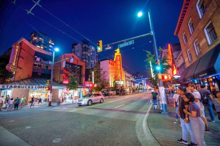 Téléchargez les photos : Rues et bâtiments de la ville la nuit, Vancouver
. - en image libre de droit
