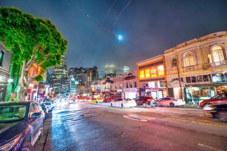 Téléchargez les photos : San Francisco, États-Unis - 4 août 2017 : Rues et bâtiments de la ville la nuit. - en image libre de droit