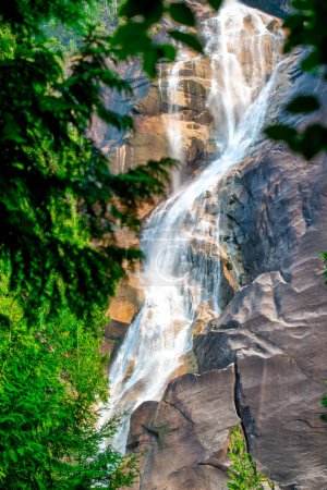 Téléchargez les photos : Cascades de Shannon au nord de Vancouver, Canada. - en image libre de droit