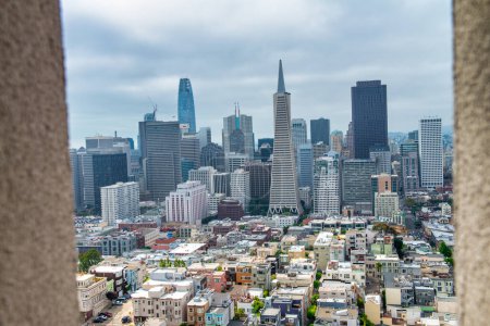 Téléchargez les photos : San Francisco, CA - 7 août 2017 : Rues et bâtiments de la ville par une matinée ensoleillée. - en image libre de droit