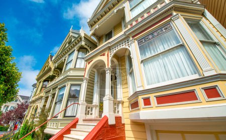 Téléchargez les photos : San Francisco, CA - 5 août 2017 : Maisons victoriennes de dames peintes par une journée ensoleillée. - en image libre de droit
