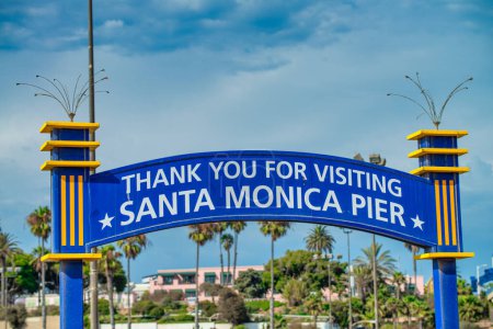 Téléchargez les photos : Santa Monica, CA - 1er août 2017 : La belle jetée de Santa Monica par une journée ensoleillée. - en image libre de droit