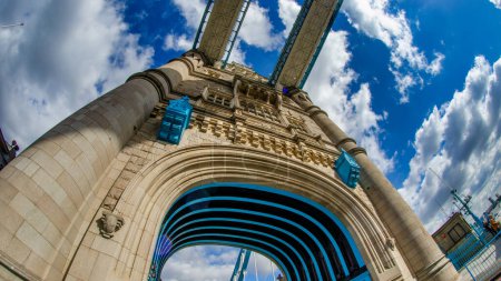 Téléchargez les photos : Le Tower Bridge est une attraction touristique célèbre. - en image libre de droit