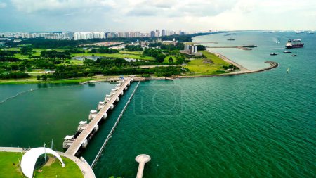 Foto de Marina Barrage, Singapur: Vista aérea del paisaje urbano y la costa en una tarde nublada. - Imagen libre de derechos
