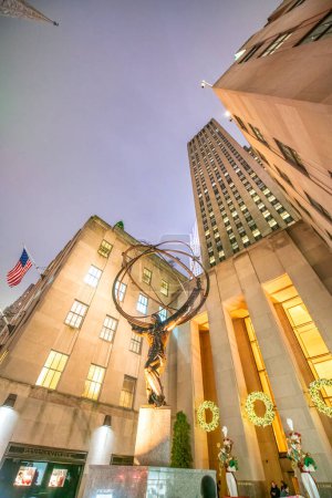 Téléchargez les photos : New York - 30 novembre 2018 : Rockefeller Center à Midtown Manhattan la nuit. - en image libre de droit