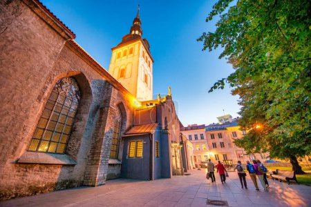 Téléchargez les photos : Tallinn, Estonie - 14 juillet 2017 : Rues et bâtiments médiévaux de Tallinn par une nuit d'été. - en image libre de droit