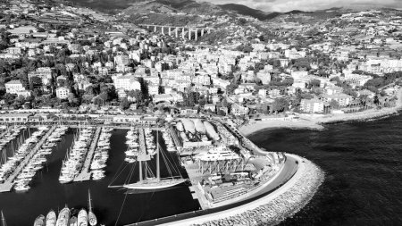 Foto de Sanremo, Italia. Vista aérea del puerto de la ciudad y el horizonte en una tarde soleada - Imagen libre de derechos