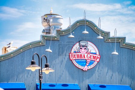 Téléchargez les photos : Monterey, CA - Le 4 août 2017 : Bubba Gump à Monterey par une matinée nuageuse d'été. - en image libre de droit
