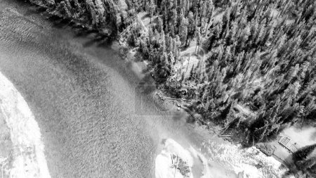 Téléchargez les photos : Vue aérienne imprenable sur la rivière Yellowstone dans le parc national. - en image libre de droit