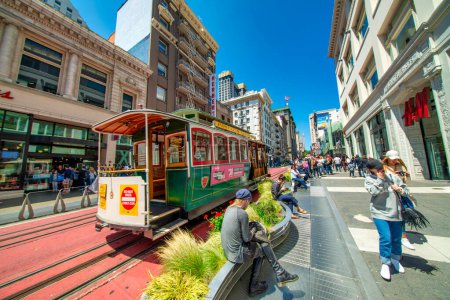 Foto de San Francisco, CA - 6 de agosto de 2017: Tranvía de la ciudad y edificios en un día soleado. - Imagen libre de derechos