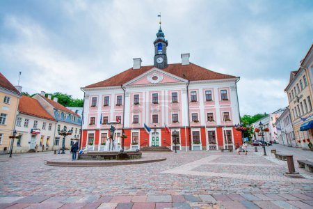 Foto de Tartu, Estonia - 13 de julio de 2017: Panorama de la Plaza del Ayuntamiento de Tartu. - Imagen libre de derechos