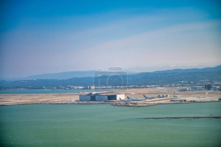 Téléchargez les photos : Vue aérienne de la périphérie de San Francisco et de la campagne par une journée ensoleillée, Californie. - en image libre de droit