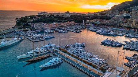 Foto de Montecarlo. Vista aérea del horizonte de Mónaco al atardecer. - Imagen libre de derechos