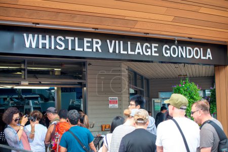 Téléchargez les photos : Whistler, Canada - Le 12 août 2017 : Touristes le long de la télécabine du village de Whistler- - en image libre de droit