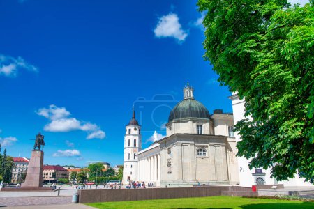 Foto de Vilna, Lituania - 10 de julio de 2017: Plaza de la Catedral en un soleado día de verano. - Imagen libre de derechos