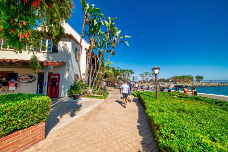 Téléchargez les photos : San Diego - 30 juillet 2017 : Touristes, rues et bâtiments le long de Seaport Village et Embarcadero Park. - en image libre de droit