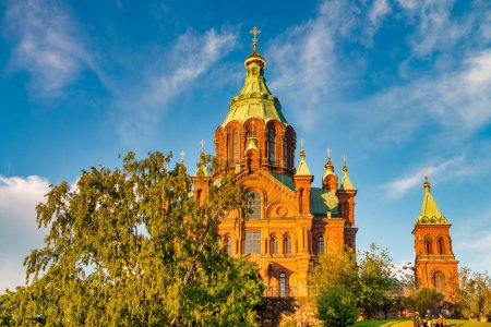 Foto de Helsinki, Finlandia - 3 de julio de 2017: Catedral de Uspenski en un día soleado. - Imagen libre de derechos