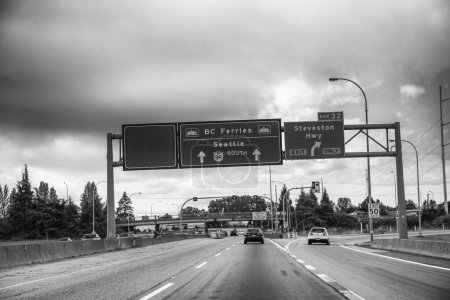 Téléchargez les photos : Vancouver, Canada - Le 13 août 2017 : Route vers Vancouver avec panneaux de signalisation. - en image libre de droit