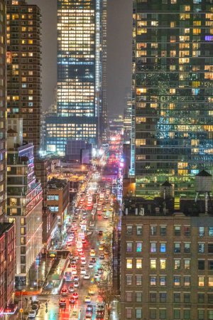 Foto de Midtown Manhattan por la noche. Vista aérea panorámica de los rascacielos de Nueva York. - Imagen libre de derechos