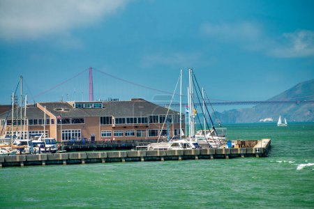 Téléchargez les photos : San Francisco skyline à partir d'un bateau de croisière. - en image libre de droit