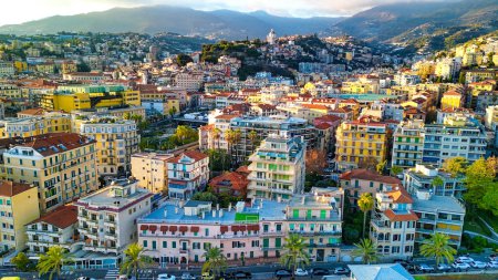 Téléchargez les photos : Sanremo, Italie. Vue aérienne du port et des toits de la ville par un après-midi ensoleillé - en image libre de droit