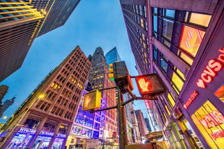 Téléchargez les photos : New York - 30 novembre 2018 : Lumières de Times Square à l'aube- - en image libre de droit