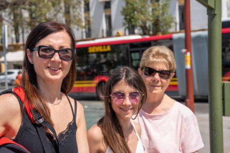 Téléchargez les photos : Une famille de touristes féminines de différents âges à Séville, Espagne. - en image libre de droit