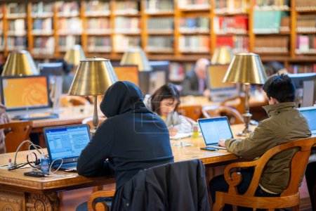 Foto de New York City, NY - November 30th, 2018: Young people studying in the New York Public Library. - Imagen libre de derechos