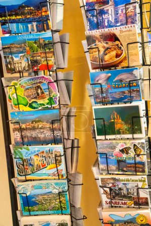 Téléchargez les photos : Sanremo, Italie - 30 décembre 2023 : Rue de la ville avec cartes postales de la ville. - en image libre de droit
