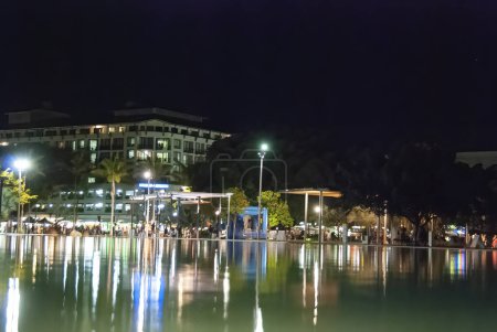 Téléchargez les photos : Cairns piscine municipale la nuit - Queensland, Australie. - en image libre de droit