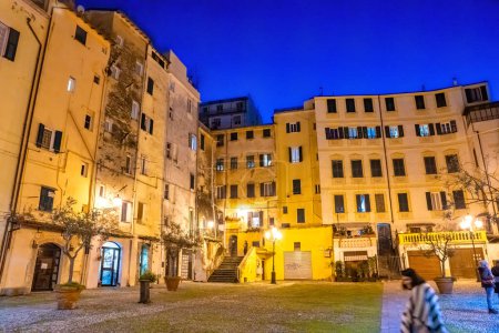 Téléchargez les photos : Sanremo, Italie - 30 décembre 2023 : Rues de la ville la nuit avec les touristes. - en image libre de droit