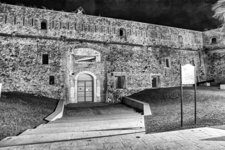 Téléchargez les photos : Vue extérieure de la prison de Sanremo la nuit. - en image libre de droit