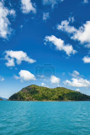 Foto de Isla tropical con aguas cristalinas y hermoso cielo azul. Concepto de viaje y vacaciones. - Imagen libre de derechos