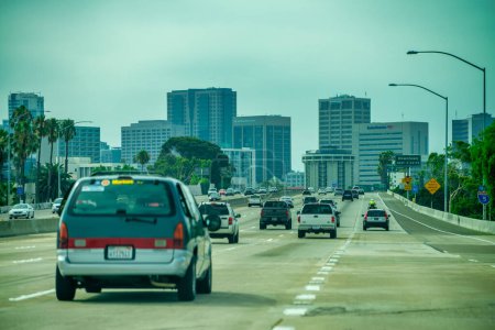 Téléchargez les photos : San Diego - 29 juillet 2017 : Trafic le long d'une grande route de la ville. - en image libre de droit